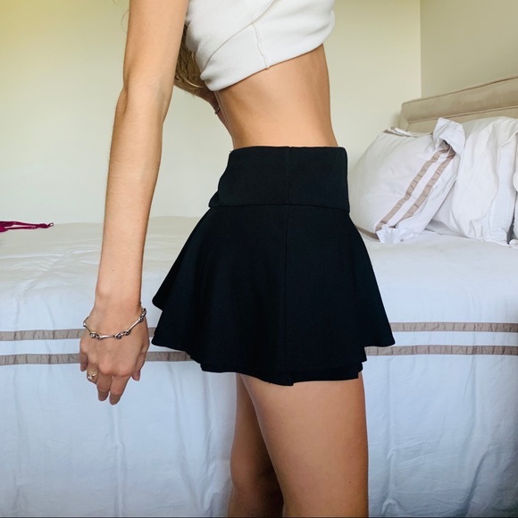 Forever 21 Dresses & Skirts - MINI FOREVER 21 BLACK SKORT / SKIRT WITH SHORTS